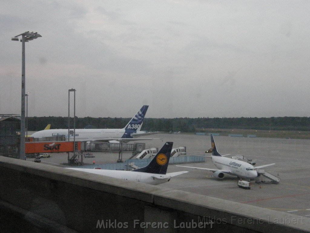 Warten auf den Airbus 380 Koeln Bonn P385.JPG